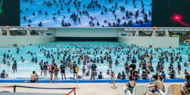 Des gens se baignent dans un mer artificielle dans le "New Century Global Center" de Chengdu, la capitale du Sichuan, le 25 juillet 2016