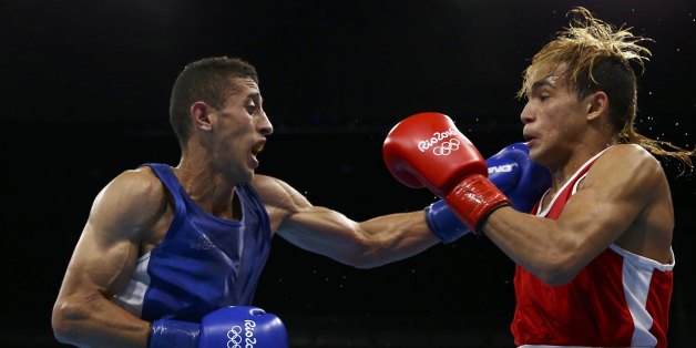 2016 Rio Olympics - Boxing - Quarterfinal - Men's Fly (52kg) Quarterfinals Bout 247 - Riocentro - Pavilion 6 - Rio de Janeiro, Brazil - 17/08/2016. Yoel Finol (VEN) of Venezuela and Mohamed Flissi (ALG) of Algeria compete. REUTERS/Peter Cziborra FOR EDITORIAL USE ONLY. NOT FOR SALE FOR MARKETING OR ADVERTISING CAMPAIGNS.