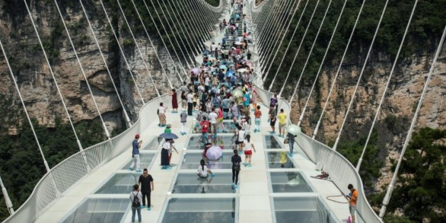 e pont piéton en verre le plus long et haut du monde ouvre au public dans les montagnes de Zhangjiajie (centre de la Chine), le 20 août 2016