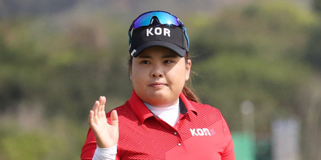 박인비가 20일(현지시간) 브라질 리우데자네이루 올림픽 골프 코스에서 열린 2016 리우올림픽 여자골프 경기 4라운드 3번 홀에서 퍼팅에 성공한 뒤 갤러리를 향해 인사하고 있다.