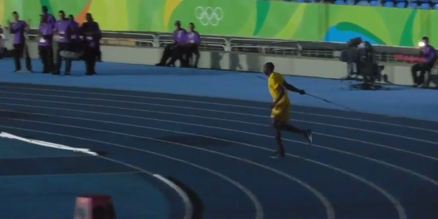 Quand le stade est vide à Rio, Usain Bolt s'essaie au lancer de javelot