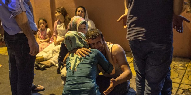 Des proches de victimes de l'attentat meurtrier qui a frappé Gaziantep en Turquie le 20 août 2016