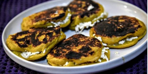 Des "Arepas", crêpes typiques du Venezuela, cuisinées avec des bananes plantains, à Caracas le 16 août 2016. Pour pallier la crise, on adapte les plats avec des ingrédients alternatifs