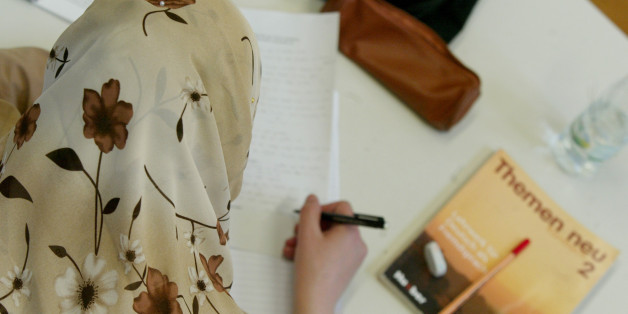 Eine Frau mit Kopftuch in der Schule