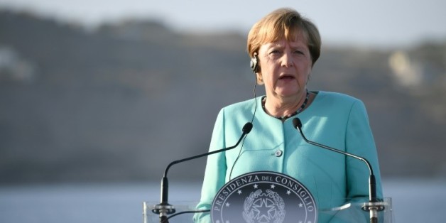 La chancelière allemande Angela Merkel le 22 août 2016 lors d'une conférence de presse à bord du navire Garibaldi, dans la baie de Ventoten