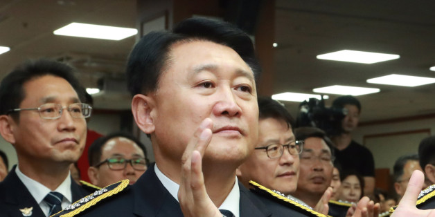 23일 서울 서대문구 경찰청에서 열린 강신명 경찰청장 이임식에서 강신명 청장(오른쪽)과 경찰청장 후보자인 이철성 차장이 나란히 참석해 있다.