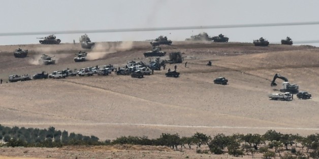 Photo prise de Karkamis le 24 août 2016 montrant des chars turcs et des forces d'opposition syriennes pro-turques à 2 kilomètres à l'ouest de la ville de Jarabalus