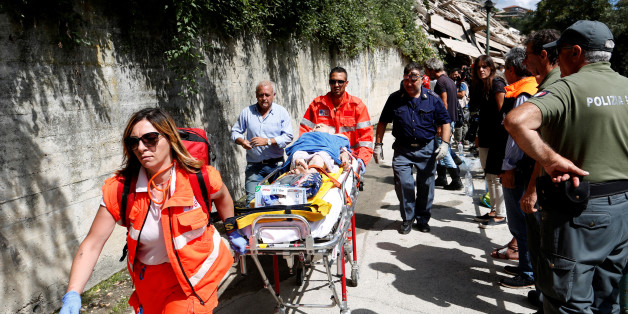 An injured person is carried away on a stretcher following an earthquake at Pescara del Tronto, central Italy, August 24, 2016. REUTERS/Remo Casilli
