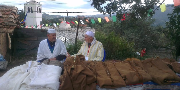 Deux vieux artisans de Burnous au village Thizza dans la commune Ammal, wilaya de Boumerdes/Archives