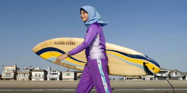 ** ARCHIV ** Sama Wareh posiert am 15. Feb. 2007 am Strand von Newport Beach, Kalifornien, in einem Schwimmanzug fuer muslimische Frauen. Auf den ersten Blick wirkt der Anzug nicht schwimmtauglich: Mit langen Aermeln und Beinen verhuellt der sogenannte Burkini die Schwimmerin komplett. Fuer glaeubige Musliminnen ist er allerdings das einzige Kleidungsstueck, mit dem sie sorglos ins Wasser gehen koennen. In Berliner Hallenbaedern wird der Burkini - eine Wortschoepfung aus Burka und Bikini - jetzt