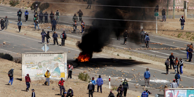Independent miners block a main highway during a protest against Bolivia's President Evo Morales' government policies, in Panduro south of La Paz, Bolivia, August 25, 2016. REUTERS/David Mercado