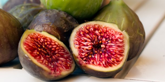 Freshly picked figues with blue bowl.
