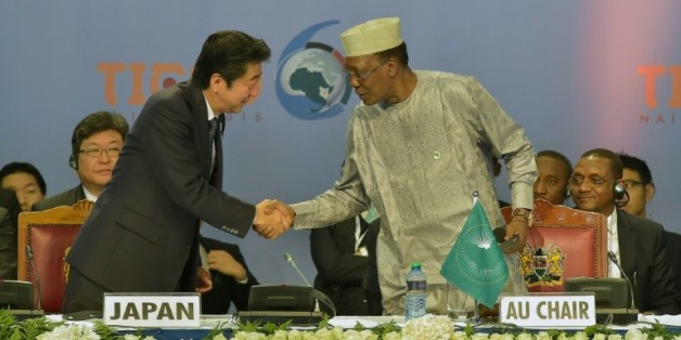 Le Premier ministre japonais, Shinzo Abe (à g.), et le président tchadien, Idriss Déby (à d.), pendant l'ouverture de la Conférence internationale de Tokyo pour le développement de l'Afrique, à Nairobi le 27 août 2016
