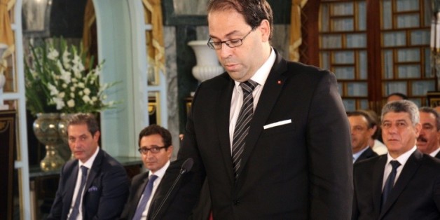 Le nouveau Premier ministre tunisien, Youssef Chahed, prête serment lors d'une cérémonie au palais de Carthage, le 27 août 2016