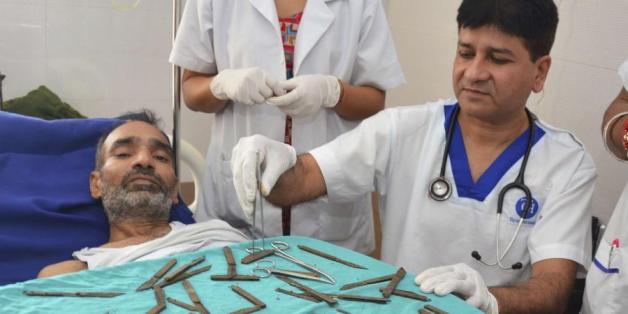 Un policier indien ingurgite 40 couteaux