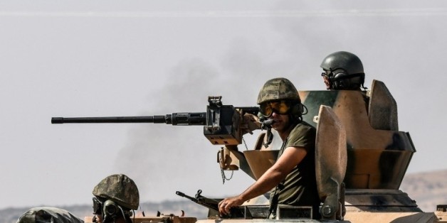 Des soldats turcs dans un tank en route pour la Syrie depuis la ville frontalière turque de Karkamis