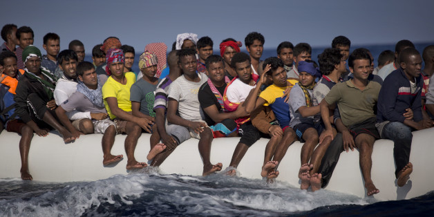 Flüchtlinge aus Libyen in einem Schlauchboot auf dem Weg nach Italien