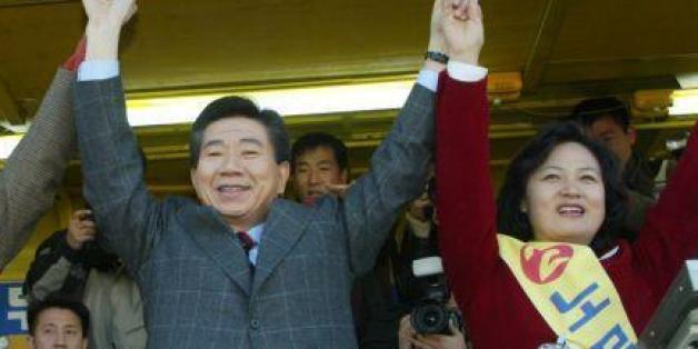 광주지역 선거유세 중 추미애 등 연설원들과 손을 맞잡아 올린 노무현 민주당 대통령후보. 2002년12월4일.