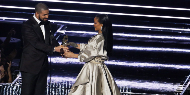 Sängerin Rihanna bekommt von Drake den Sonderpreis "Michael Jackson Video Vanguard Award" verliehen