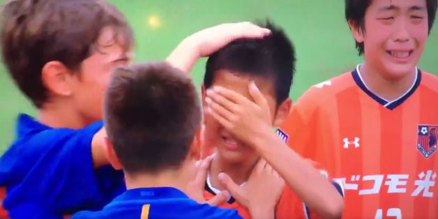 Les jeunes du FC Barcelone donnent une leçon de fair-play