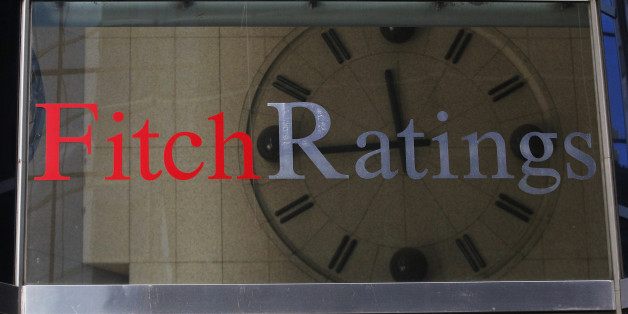 A clock is seen inside the lobby of the headquarters of Fitch Ratings headquarters in New York, February 6, 2013. REUTERS/Brendan McDermid (UNITED STATES - Tags: BUSINESS)