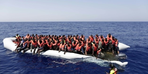 Image fournie par la Croix rouge italienne de migrants secourus au large de la Libye, le 18 août 2016