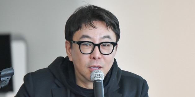 지난 3월 '2016 헤라 서울패션위크'의 총감독으로서 프레젠테이션을 하고 있는 정구호 디자이너의 모습.