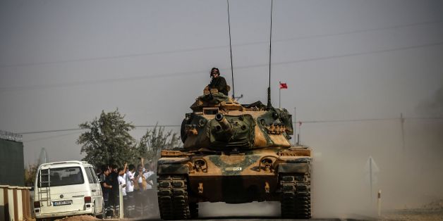 Des chars de l'armée turque font route vers la ville syrienne de Jarablos le 25 août 2016