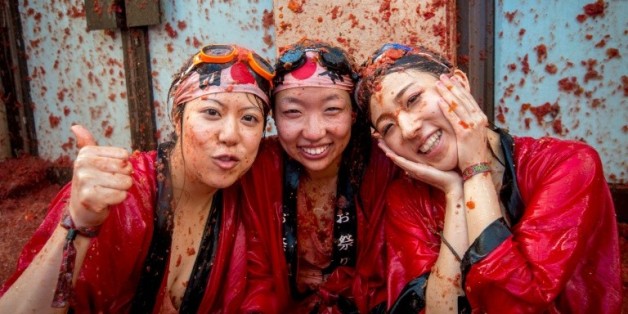 Des participantes asiatiques au festival de la "Tomatina", le 26 août 2015 à Bunol, près de Valence, le 26 août 2015