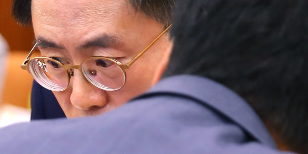 김재수 농림축산식품부 장관 후보자가 1일 오전 국회에서 열린 인사청문회에서 새누리당 이완영 의원과 대화하고 있다.