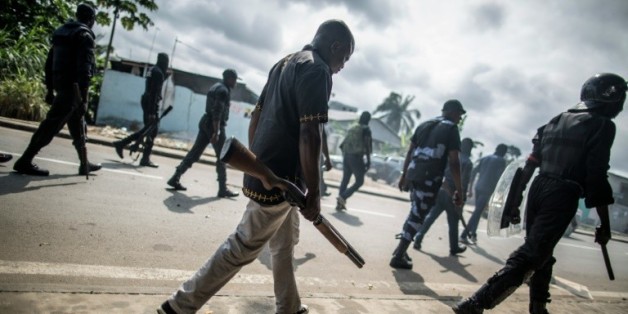 La police gabonaise lutte contre les barricades dressées dans les environs de l'Assemblée nationale, le 1er septembre 2016 à Libreville