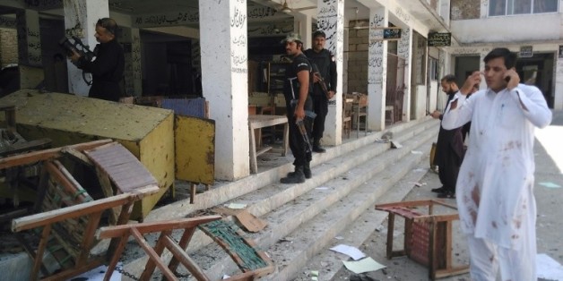 Des policiers pakistanais sur les lieux d'un attentat contre un tribunal à Mardan, le 2 septembre 2016