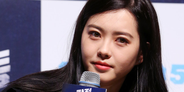 배우 고아라가 지난 4월 오전 서울 신사동 CGV압구정에서 열린 영화 '탐정 홍길동: 사라진 마을' 제작보고회에서 거짓말 탐지기를 하고 있다.