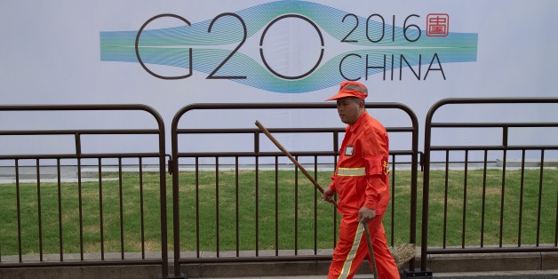 Un employé à la propreté de Hangzhou nettoie les alentours d'un hôtel avant le G20, le 2 septembre 2016.
