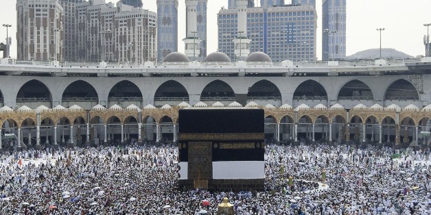 MECCA, SAUDI ARABIA - SEPTEMBER 2: Muslim pilgrims circumambulate around the Kaaba, Islam's holiest site, located in the center of the Masjid al-Haram (Grand Mosque) in Mecca, Saudi Arabia on September 2, 2016. (Photo by Orhan Akkanat/Anadolu Agency/Getty Images)