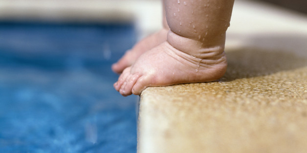Ein zweijähriger Junge ist am Samstag in einen Pool gefallen - sein großer Bruder rettete ihn.