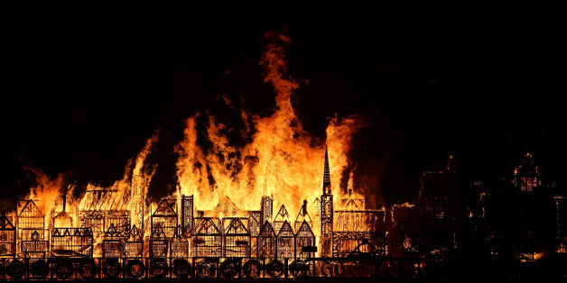 A 120-meter long model of the 17th century London skyline is set alight on the River Thames to commemorate the 1666 Great Fire of London in London, Britain, September 4, 2016. REUTERS/Neil Hall TPX IMAGES OF THE DAY