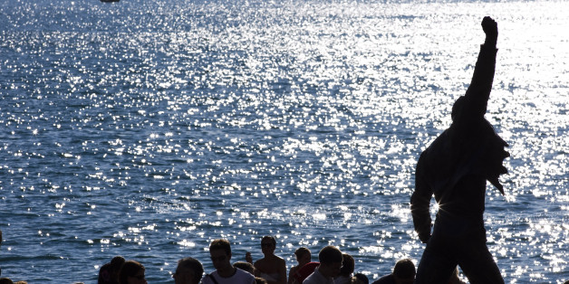Statue of singer Freddie Mercury is pictured during the 42nd Montreux Jazz Festival in Montreux July 19, 2008. REUTERS/Valentin Flauraud (SWITZERLAND)
