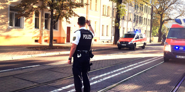 Archivbild: Ein Polizist weist den Verkehr im Revier Magdeburg