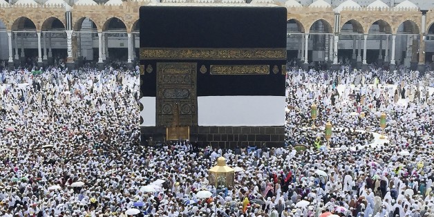 MECCA, SAUDI ARABIA - SEPTEMBER 2: Muslim pilgrims circumambulate around the Kaaba, Islam's holiest site, located in the center of the Masjid al-Haram (Grand Mosque) in Mecca, Saudi Arabia on September 2, 2016. (Photo by Orhan Akkanat/Anadolu Agency/Getty Images)