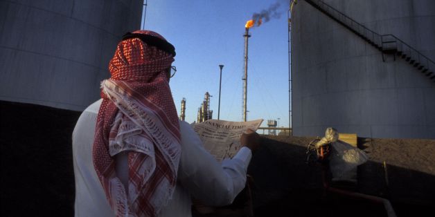 Un industriel saoudien lit le journal Financial Times dans une raffinerie de pétrole en Arabie Saoudite en 1986. (Photo by Keystone-France\Gamma-Rapho via Getty Images)