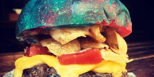 Le Bar Luca a créé un burger arc-en-ciel inspiré de Willy Wonka.