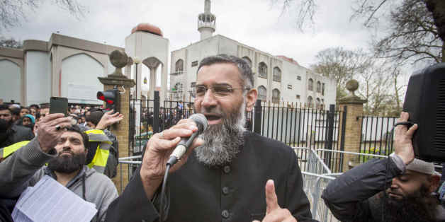 LONDON, UNITED KINGDOM - APRIL 03: British Muslim social and political activist Anjem Choudary talks to the media outside London Central Mosque as he hosts a rally to encourage Muslims to refrain from voting in the upcoming General Election on April 03, 2015 in London, England.Far right group 'Britain First' and the 'English Defence League' were also there to stage a counter demonstration.PHOTOGRAPH BY Barcroft Media (Photo credit should read Barcroft Media via Getty Images)