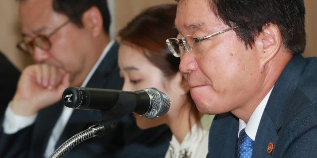 김영석 해양수산부 장관(오른쪽)이 6일 오후 서울 여의도 해운빌딩에서 열린 해운동맹 'CKYHE' 소속 선사 등 국내외 주요 선사 관계자들과의 간담회에 참석해 발언에 앞서 생각에 잠겨 있다.
