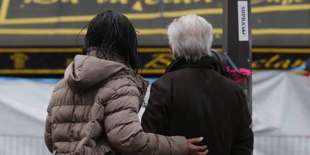Trauernde vor der Veranstaltungshalle Bataclan, in der 89 Menschen erschossen wurden