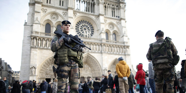 Armed French soldiers patrol in front of Notre Dame Cathedral in Paris, France, December 30, 2015, as a security alert continues during the Christmas and New Year holiday season following the November shooting attacks in the French capital. REUTERS/Charles Platiau