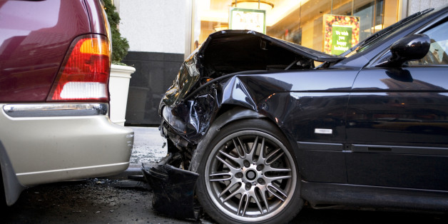 Zwei Autofahrer krachen ineinander - als die Polizistin die Führerscheine anschaut, traut sie ihren Augen nicht
