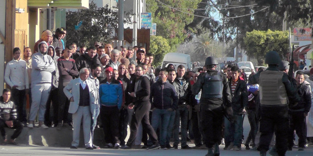 Tunisian police officers take positions during clashes with militants in Ben Guerdane, 650 km away from Tunis, Monday, March 7, 2016. At least 45 people were killed Monday near Tunisia's border with Libya in one of the deadliest clashes seen so far between Tunisian forces and extremist attackers, the government said. (AP Photo)
