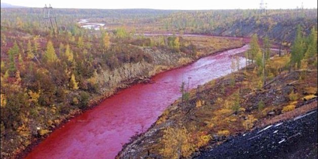 En Russie, la rivière Daldykan est devenue toute rouge et les habitants accusent une usine locale