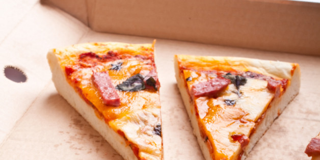 Als er diese Botschaft in seinem Pizzakarton entdeckte, kaufte er sofort Blumen